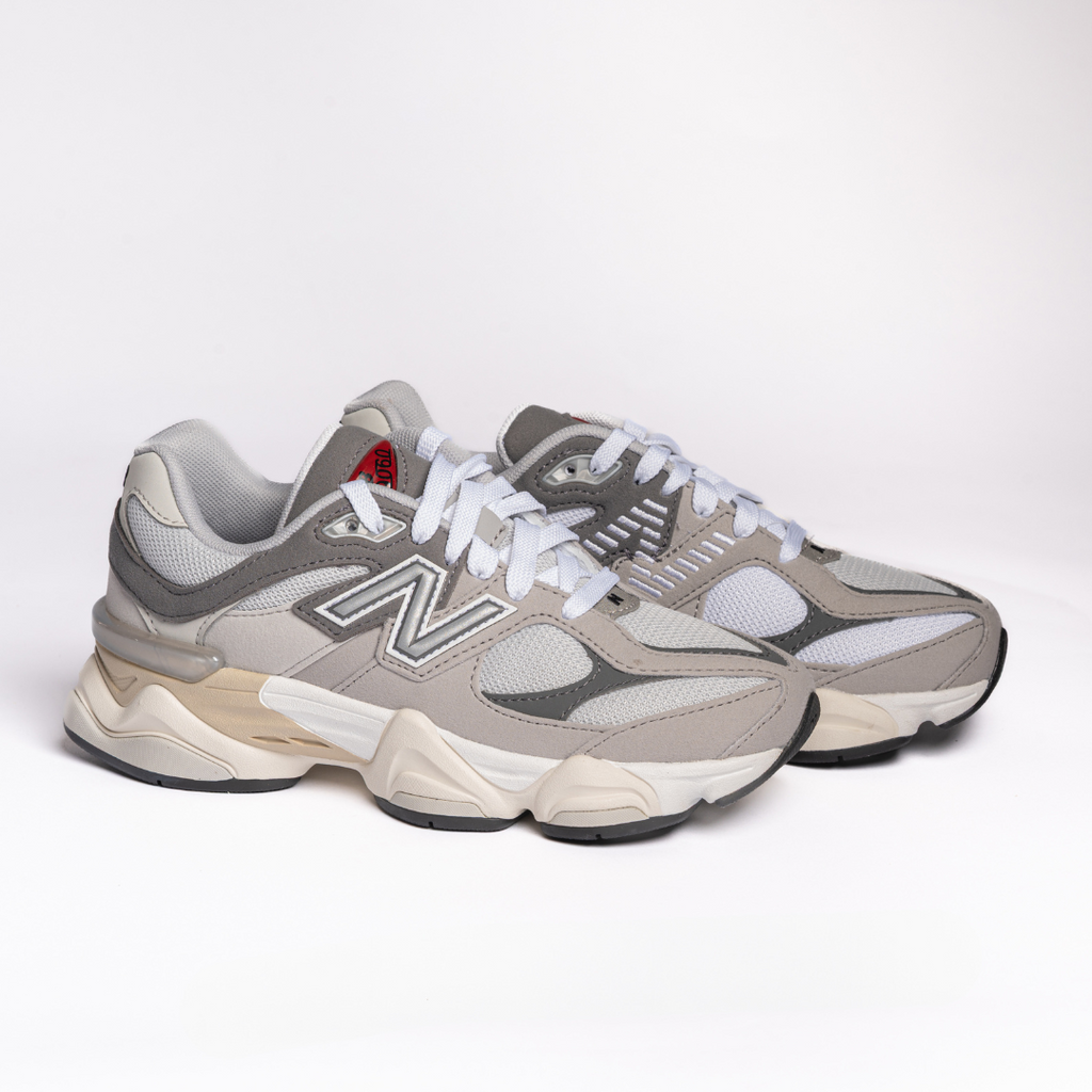 sneaker new balance, new balance 9060, scarpe in pelle scamosciata, grey new balance, new balance 9060 grey, nb 9060, new balance 327 grey, new balance sneakers for men, new balance mens shoes. Sneakers New Balance in pelle scamosciata grigia, modelli 9060 e 327, scarpe da uomo dallo stile sportivo e moderno, ideali per ogni occasione casual, rifinite con dettagli e design iconico del brand NB, pensate per comfort e versatilità nella moda maschile.